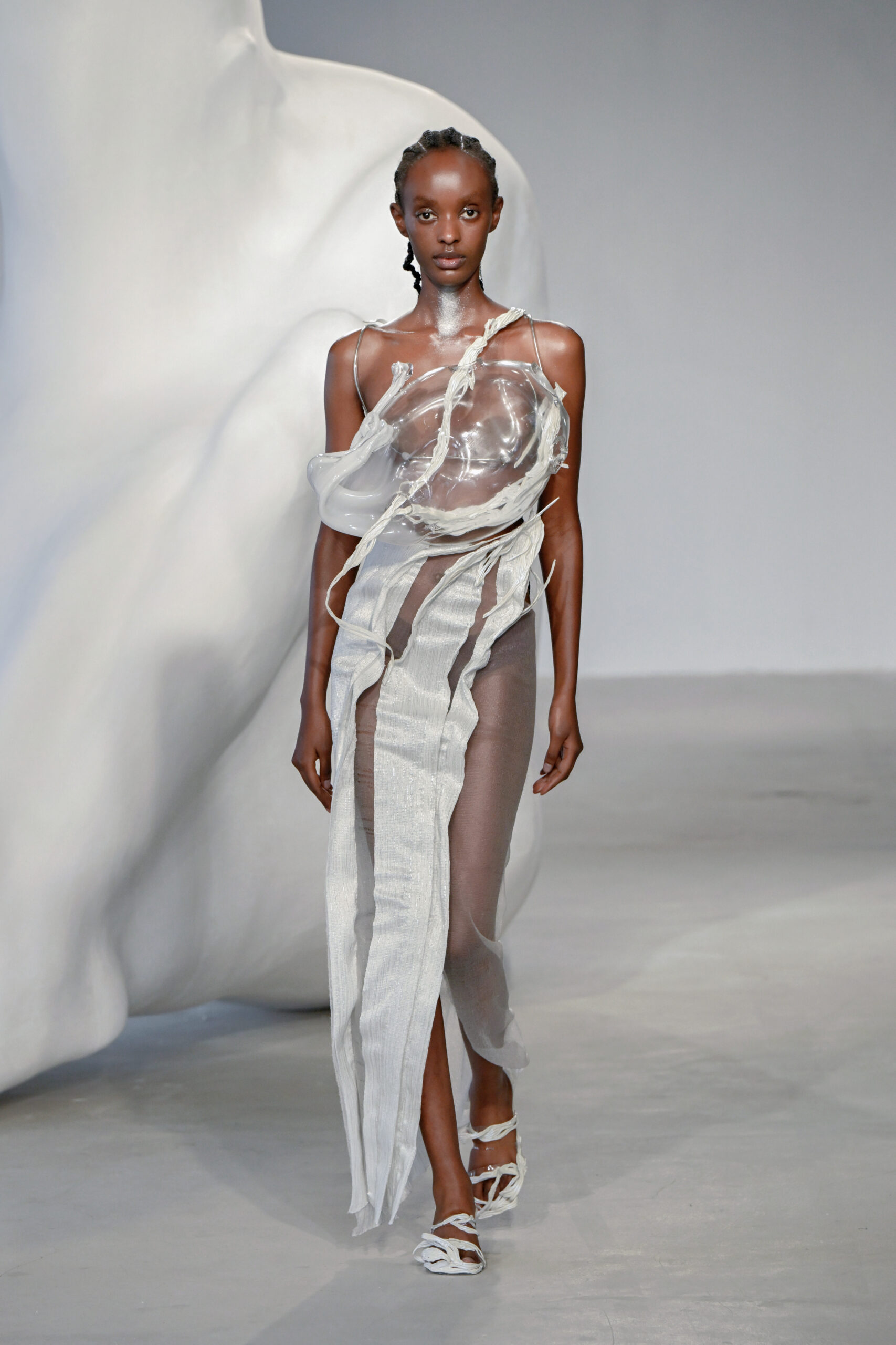 WEIRÆN SS25 RUNWAY IN SHANGHAI | Zerek Studio