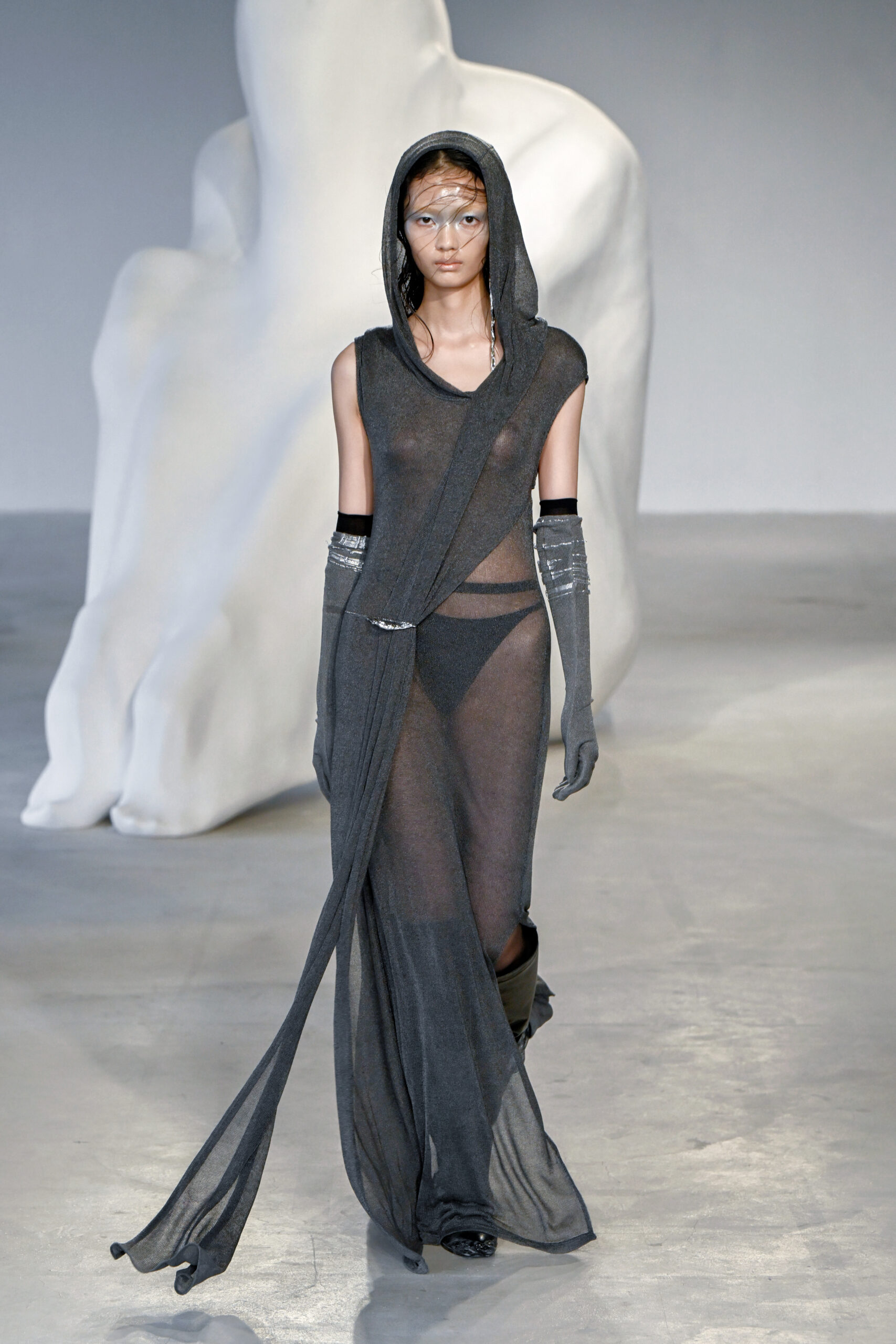 WEIRÆN SS25 RUNWAY IN SHANGHAI | Zerek Studio